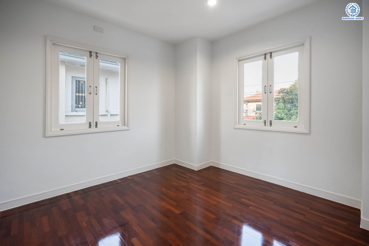 บ้านมือสองตกแต่งใหม่ โครงการ เนเบอร์โฮม วัชรพล เนื้อที่ 51 ตร.ว. ฟังก์ชัน 3 ห้องนอน 2 ห้องน้ำ จอดรถได้ 2 คัน บนทำเลเชื่อมต่อหลายเส้นทาง ทั้ง ถนนสุขาภิบาล5 ถนนสายไหม และถนนรามอินทรา ใกล้ทางด่วน "ฉลองรัช" และรถไฟฟ้าสายสีเขียว "สถานีสายหยุด"